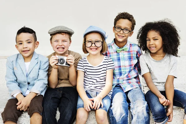 Casual gekleed kinderen veel plezier — Stockfoto