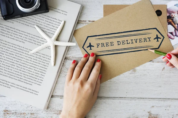 Mujer escribiendo en postal — Foto de Stock