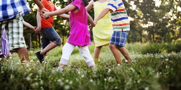 Kinderen die buiten spelen — Stockfoto