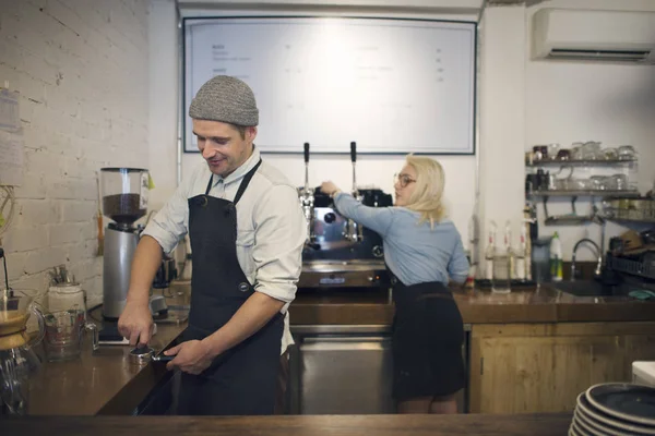 Baristas trabalhando no café — Fotografia de Stock