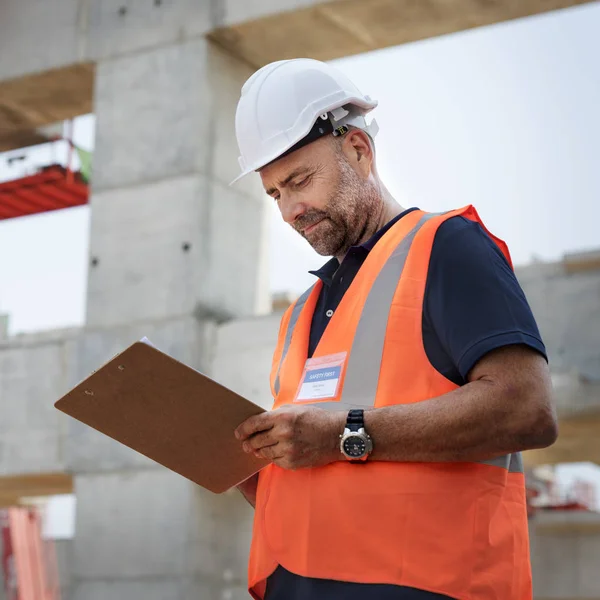 Obrero de la construcción con plan de arquitectura —  Fotos de Stock