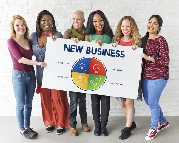 Frauen halten Plakat hoch — Stockfoto