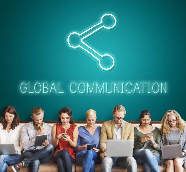 Dijital aygıtlar kullanan insanlar