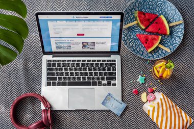 ekranda metin olan dizüstü bilgisayar