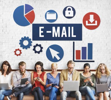 Dijital aygıtlar kullanan insanlar