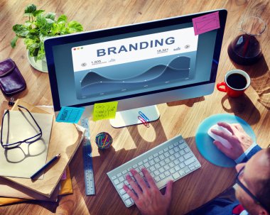 Bilgisayar kullanan adam 