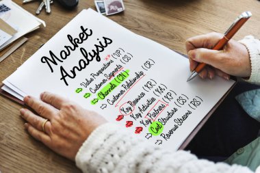 beyaz kağıt üzerine yazma kişi