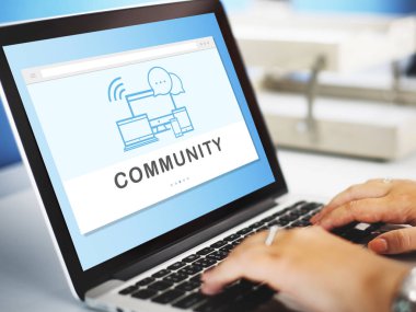 Dizüstü bilgisayarla çalışan kadın