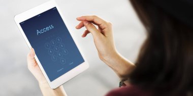 Dijital aygıt kullanan kadın