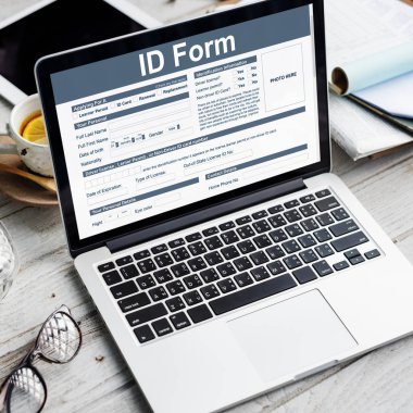 ekrandaki bilgileri ile dizüstü bilgisayar