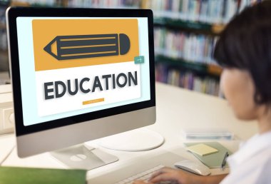 bilgisayarla çalışma öğrenci kız