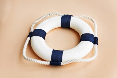 Lifebuoy pembe bir arka plan üzerinde