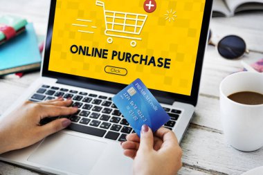 Dizüstü bilgisayar kullanan kadın