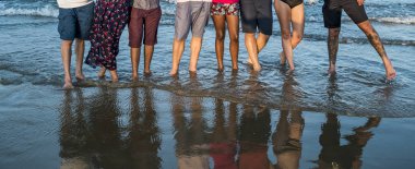 Deniz kenarında duran gençler