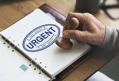 damga kağıt defter üzerinde koyarak adam