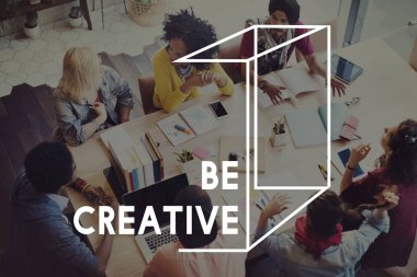 Öğrenciler birlikte beyin fırtınası