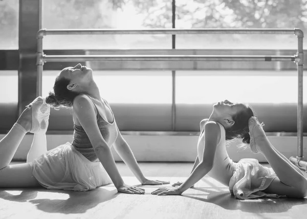 Bailarines de ballet haciendo ejercicios de estiramiento — Foto de Stock