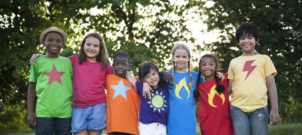 Multi-etnisch kinderen buitenshuis — Stockfoto