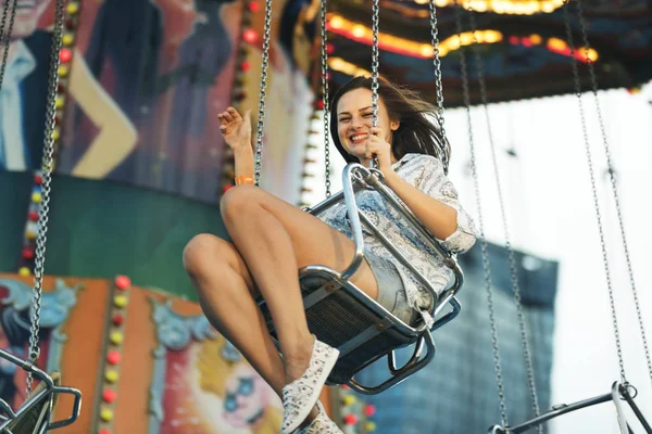 Vrouw op merry go round carrousel — Stockfoto