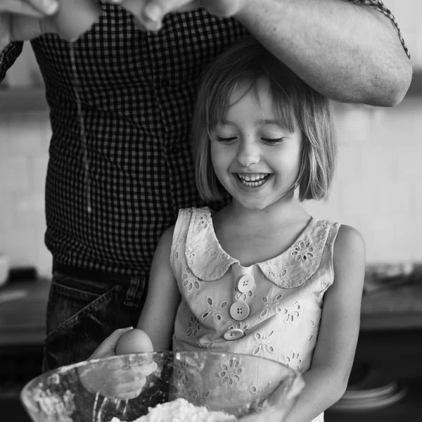 Meisje maken van deeg voor zelfgemaakte cookies — Stockfoto