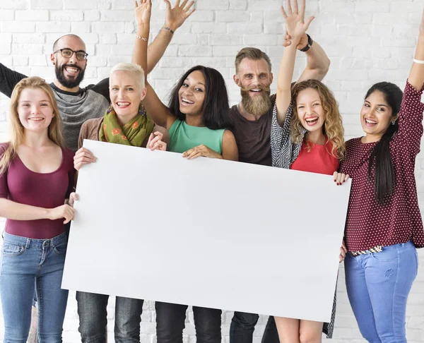 Menschen halten Plakat hoch — Stockfoto