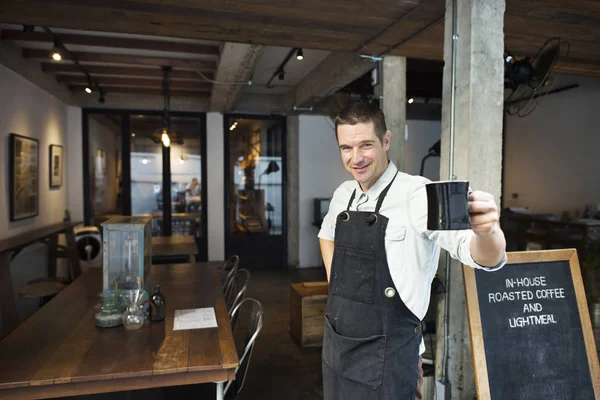 Barista man in schort — Stockfoto