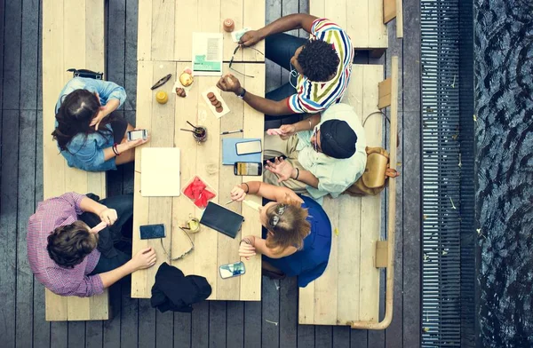 Estudiantes aprendiendo juntos — Foto de Stock