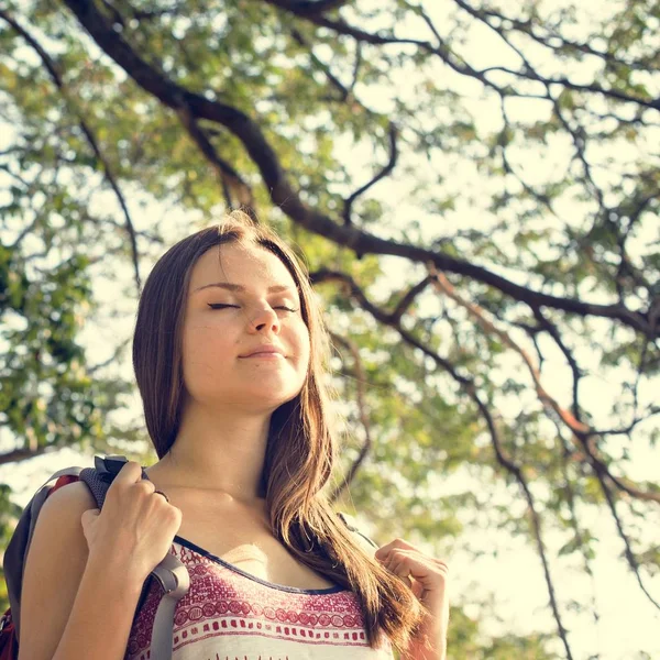 Junges Mädchen mit Rucksack — Stockfoto