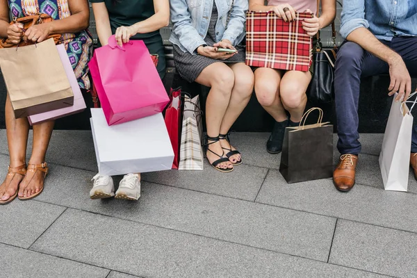 Mensen met shopping tassen — Stockfoto