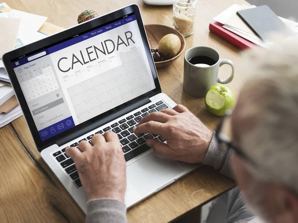 Man met laptop aan tafel — Stockfoto