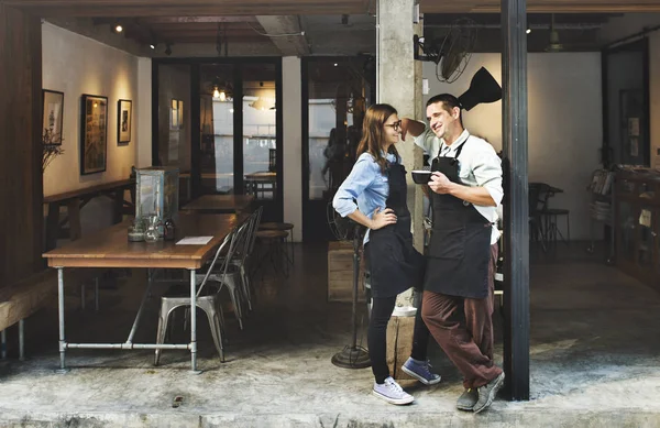 Ehepaar rastet in der Nähe eines Cafés aus — Stockfoto