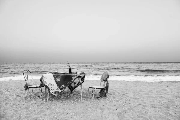 Mesa e cadeiras na praia — Fotografia de Stock