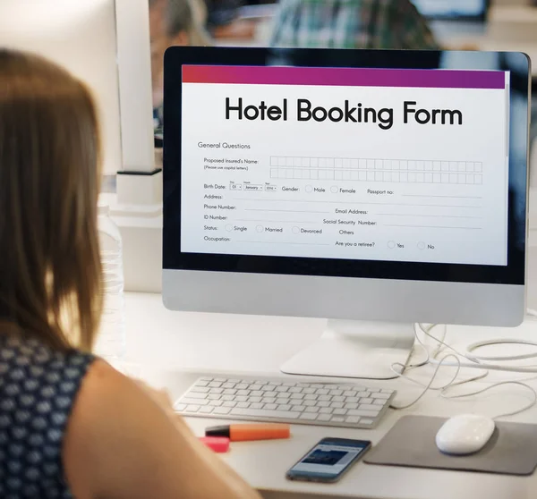 Vrouw met computer en Hotel reservering reserveren — Stockfoto