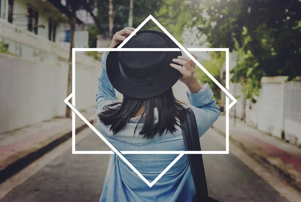 Vrouw in hoed wandelen op straat — Stockfoto