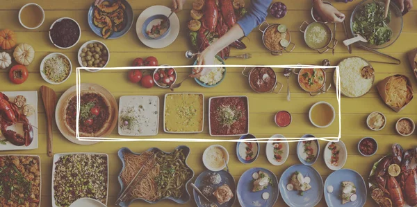 Tisch voll mit verschiedenen Lebensmitteln — Stockfoto
