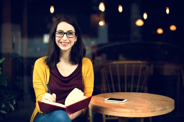 Kobieta czyta, studiuje w Cafe — Zdjęcie stockowe
