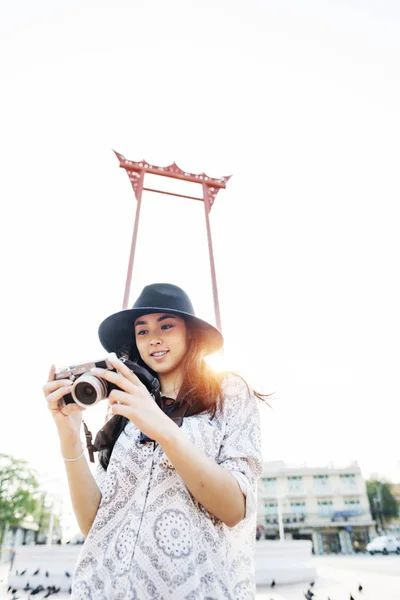 Asijská dívka v klobouku s fotoaparátem — Stock fotografie