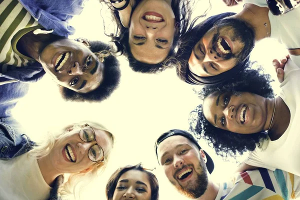 Equipe de estudantes em círculo abraçando — Fotografia de Stock