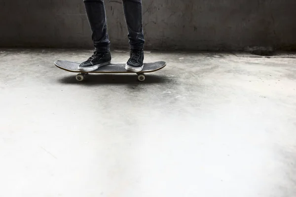 スケート ボードに乗ってのスケートボーダー — ストック写真