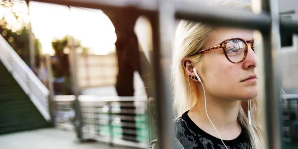 Fiatal nő hallgat zenét — Stock Fotó