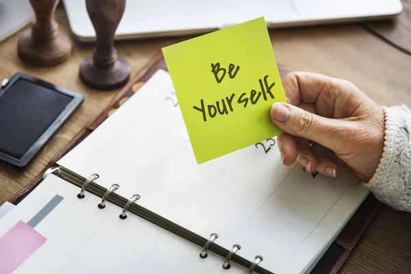 Person holding yellow stick note — Stock Photo, Image