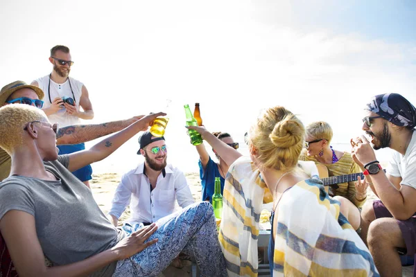 People Drinking on the Beach — Stock Photo, Image