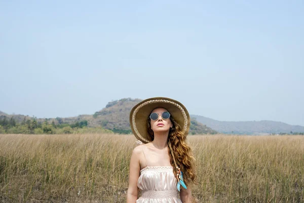 Hermosa mujer en sombrero de verano — Foto de Stock
