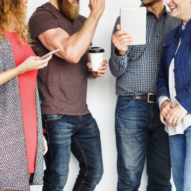 Dijital aygıtlar kullanan insanlar 