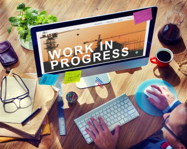 Bilgisayar kullanan adam 