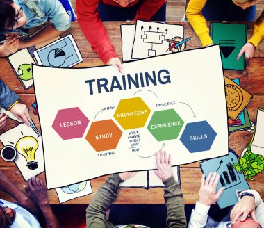 İnsanlar toplantıda poster tartışıyor