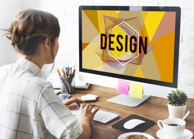 bilgisayar ile çalışan kadın