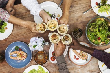 Arkadaşlar birlikte yemek