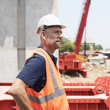 İnşaat işçisi ile mimari planı