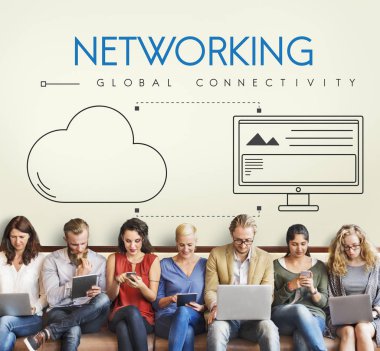 Dijital aygıtlar kullanan insanlar